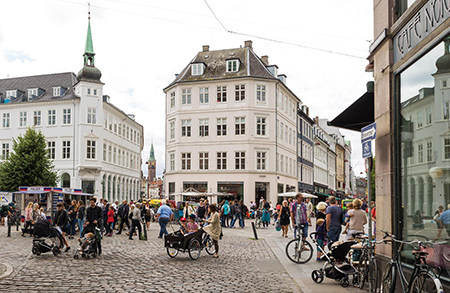 市街地の駐輪場とモール化