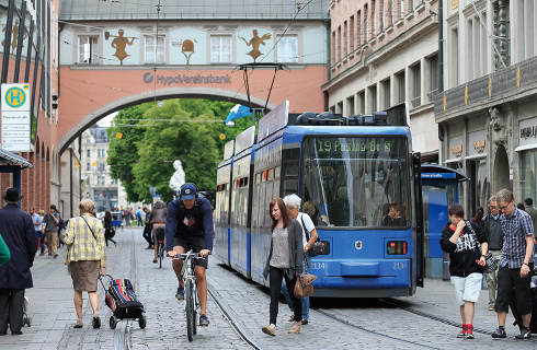 市街地の駐輪場とモール化
